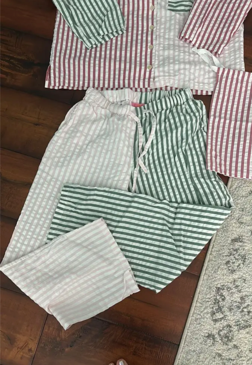 Klassisches gestreiftes Pyjama-Duo